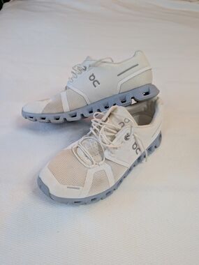 On Running Cloud 5 White Glacier Grey Sneakers Womens Size 10 Athleisure